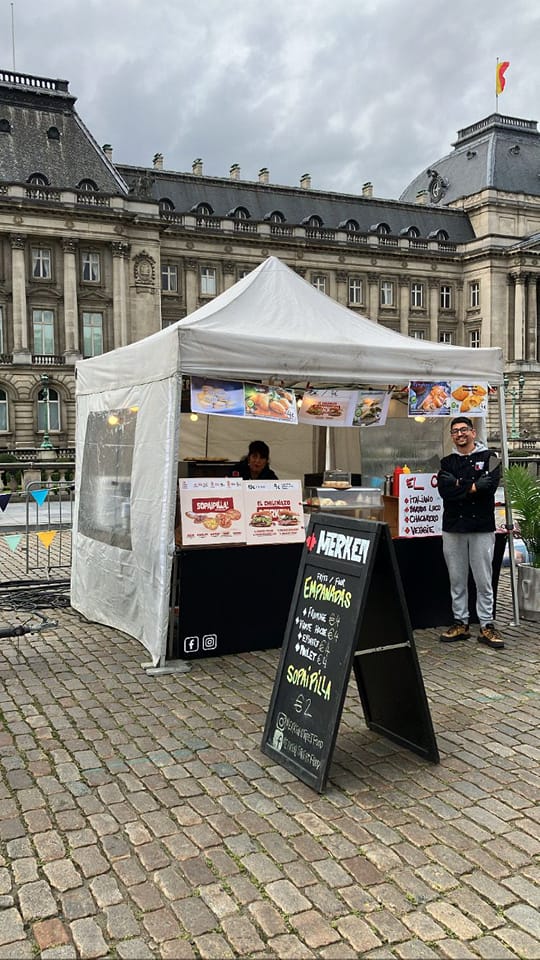 Notre stand - Préparation des empanadas